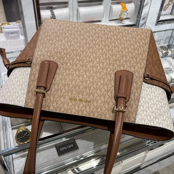 Michael Kors Voyager Lg Color-Block Signatur Logo Top Zip EW Shoulder Tote
Camel - Picture 13 of 16